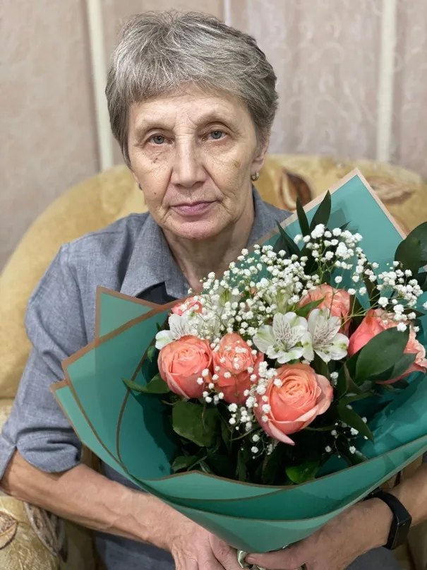Исходное фото: жена с букетом