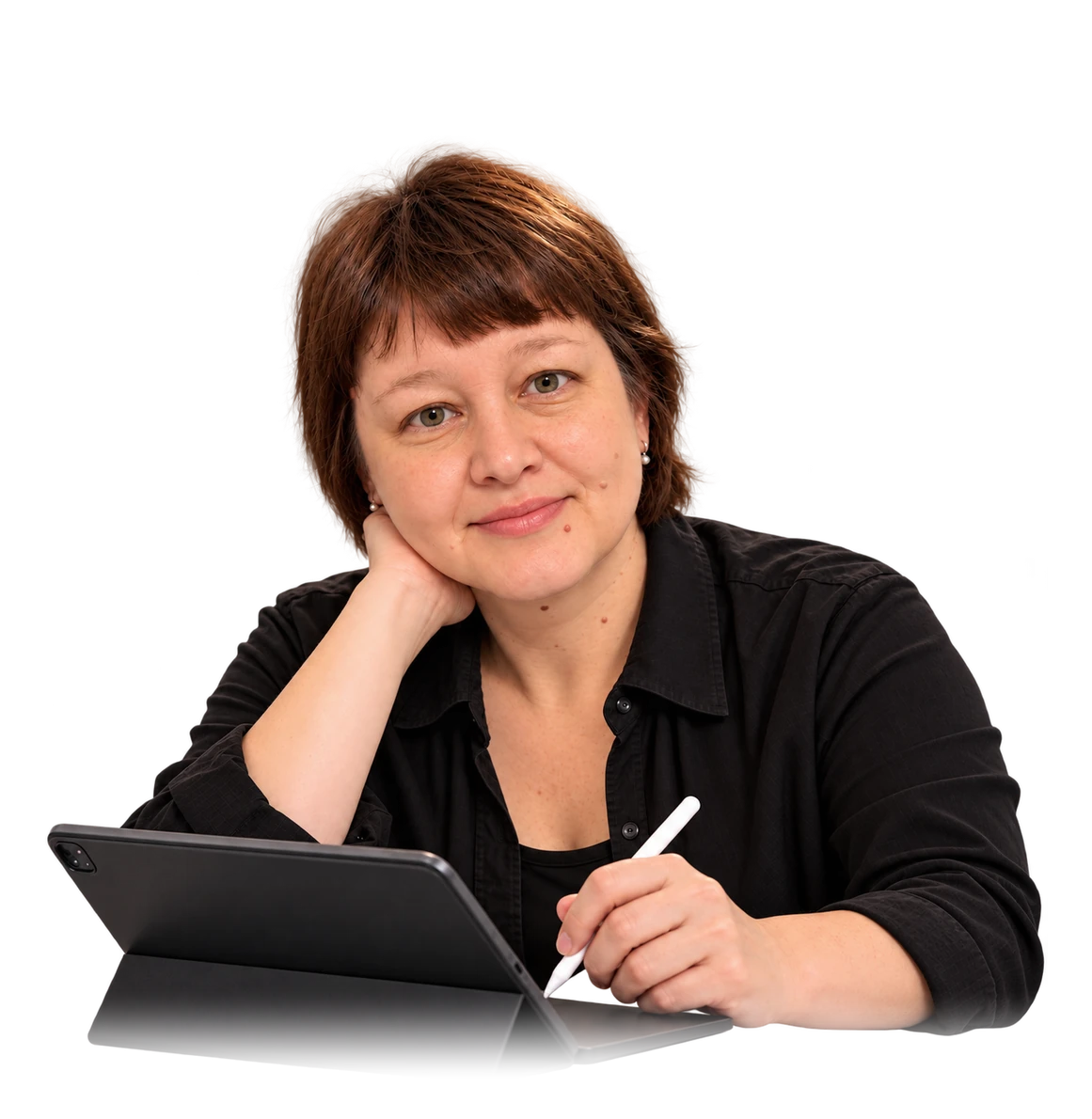 Гюзелия Аистова за работой с планшетом